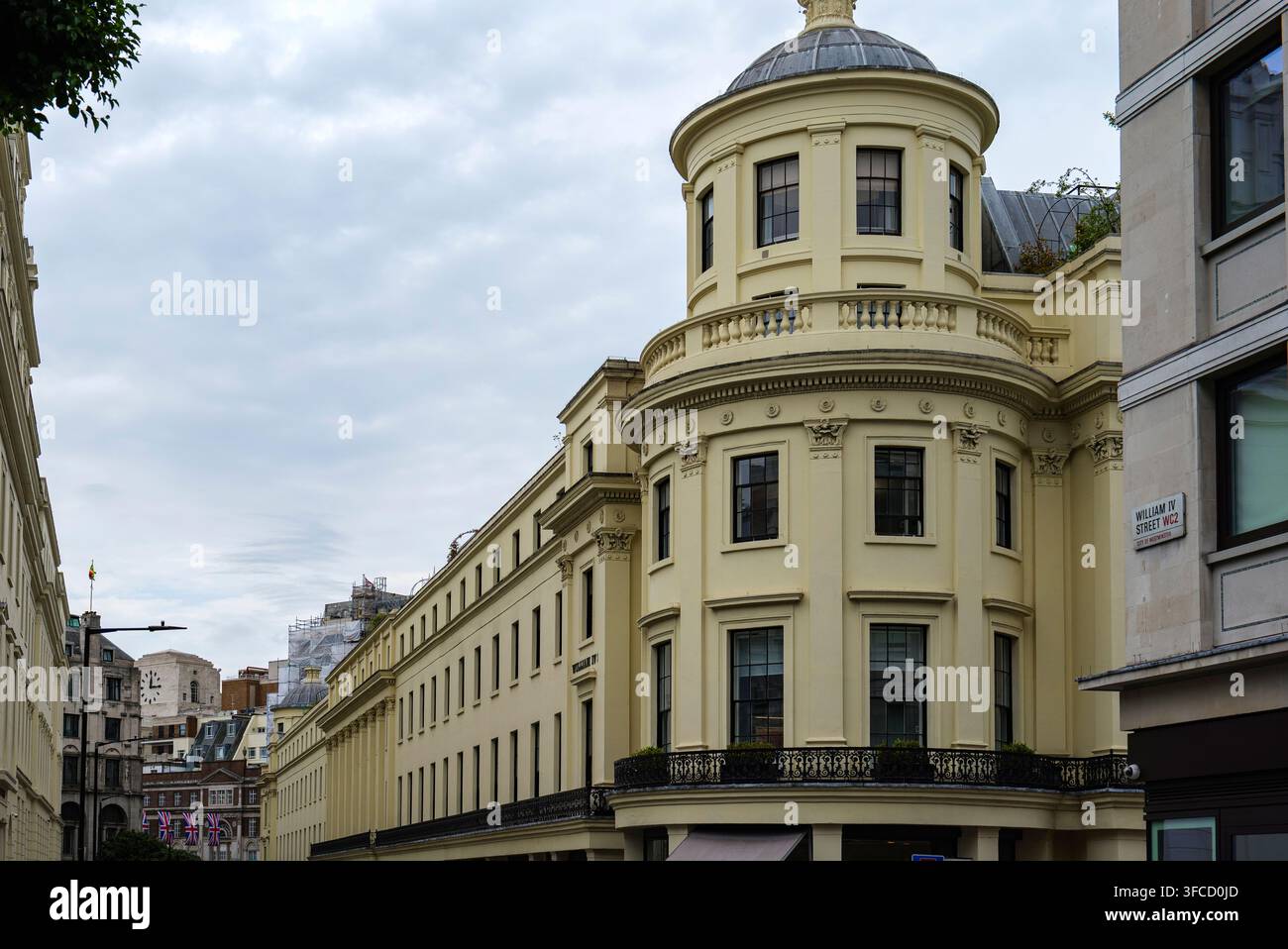 Londra - 07 22 2022: Facciata neoclassica di William IV Street con torre angolare a cupola. Edificio neoclassico elegante con facciata color crema, ornato m Foto Stock