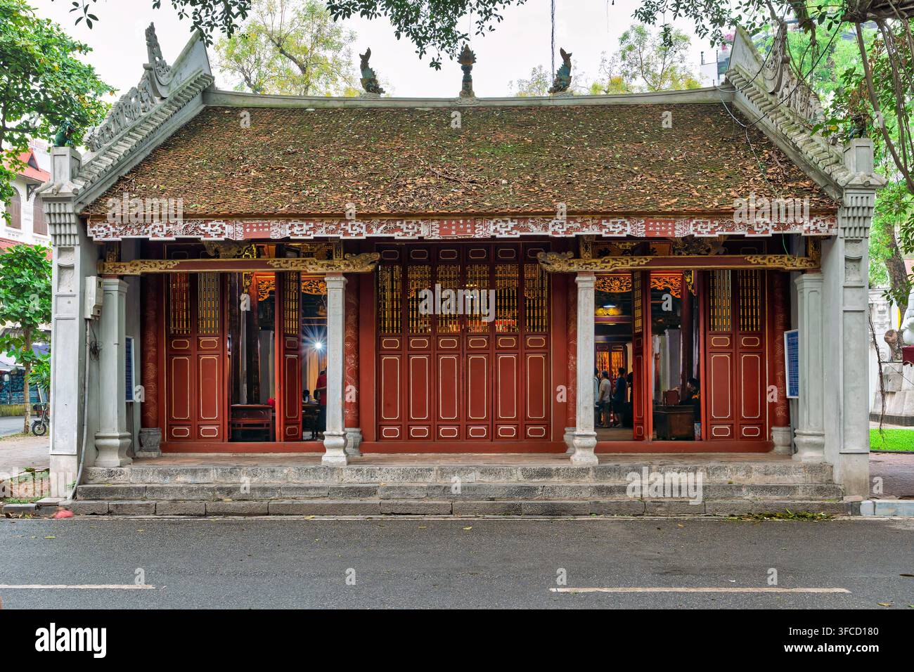 Hanoi, Vietnam - 19 aprile 2026: Facciata del tempio storico di Ba Kieu, situato sul lato est del lago Hoan Kiem, con architettura tradizionale Foto Stock