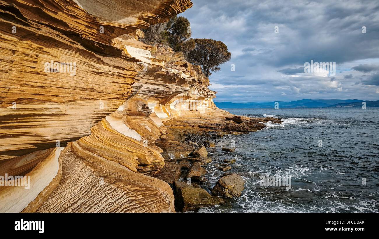 Scogliere dipinte nel Parco Nazionale di Maria Island, Tasmania, Australia Foto Stock
