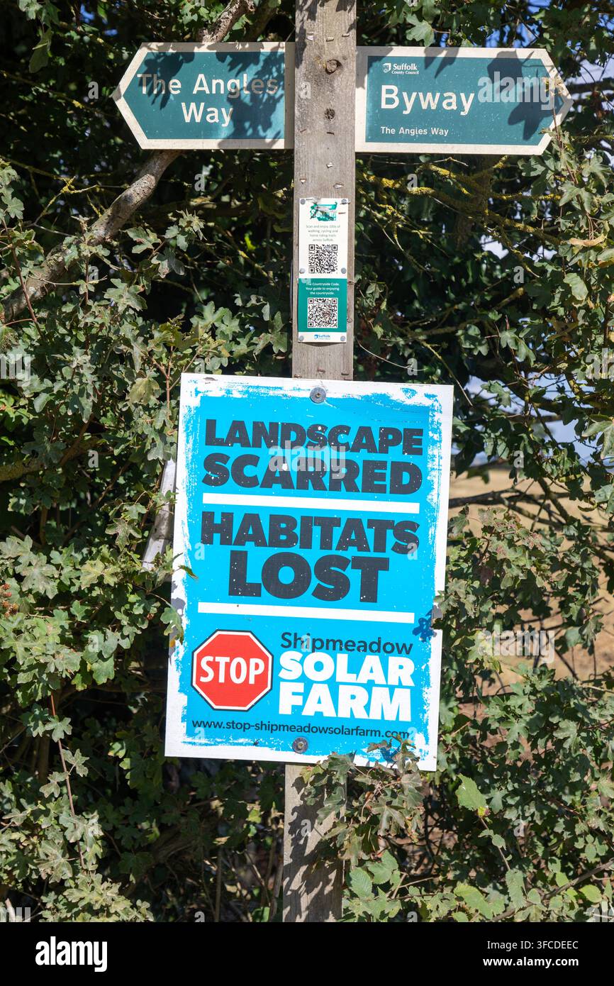 Insegna di protesta della campagna contro il proposto parco solare a Shipmeadow, Suffolk, Inghilterra, Regno Unito Foto Stock