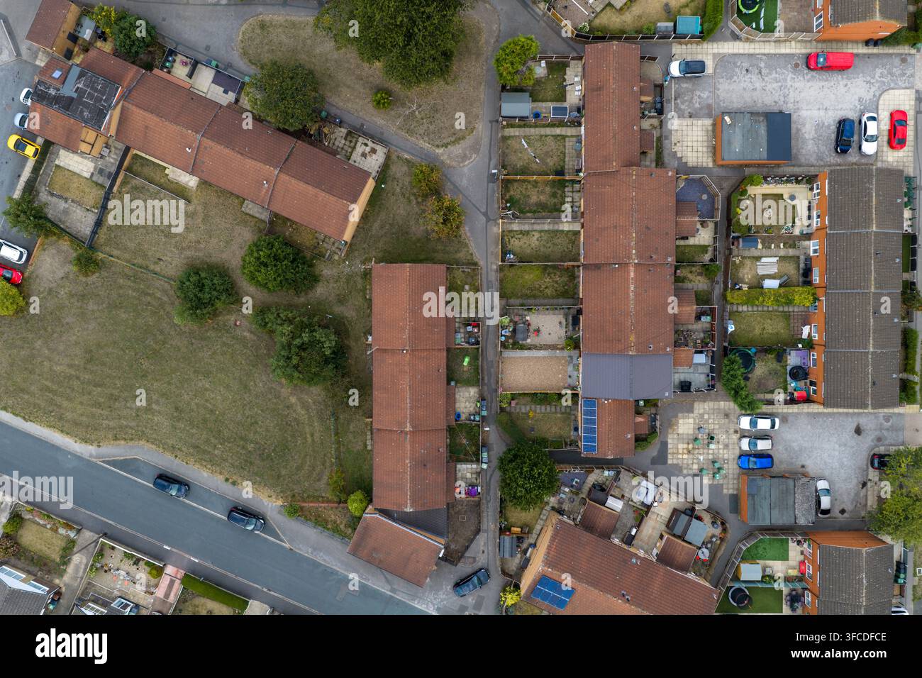Vista aerea diretta delle abitazioni residenziali a Woodlesford Yorkshire con giardini delle case, strade di accesso, auto parcheggiate, alberi e il quartiere circostante Foto Stock