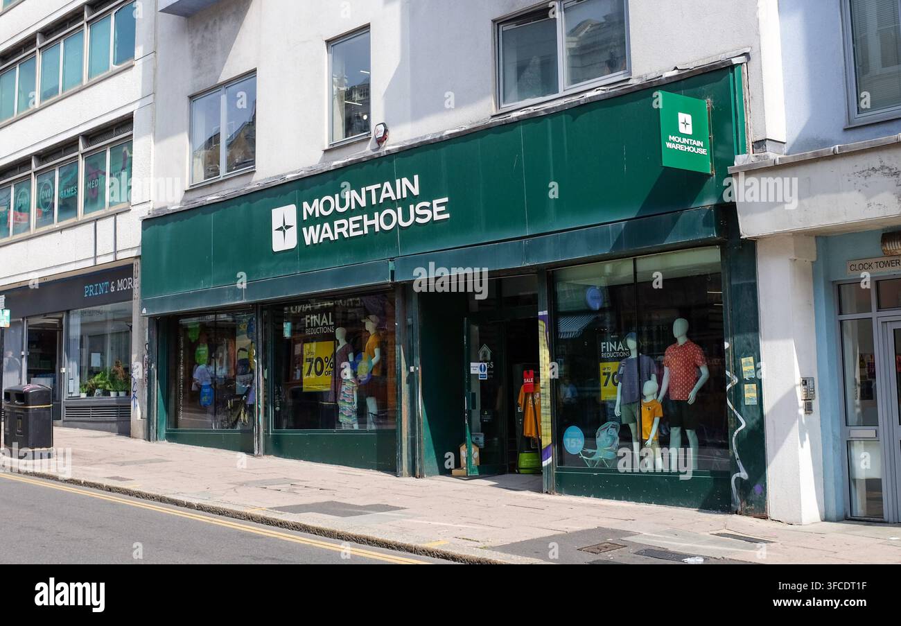Il negozio Mountain Warehouse di Queens Road Brighton, Inghilterra, Regno Unito Foto Stock