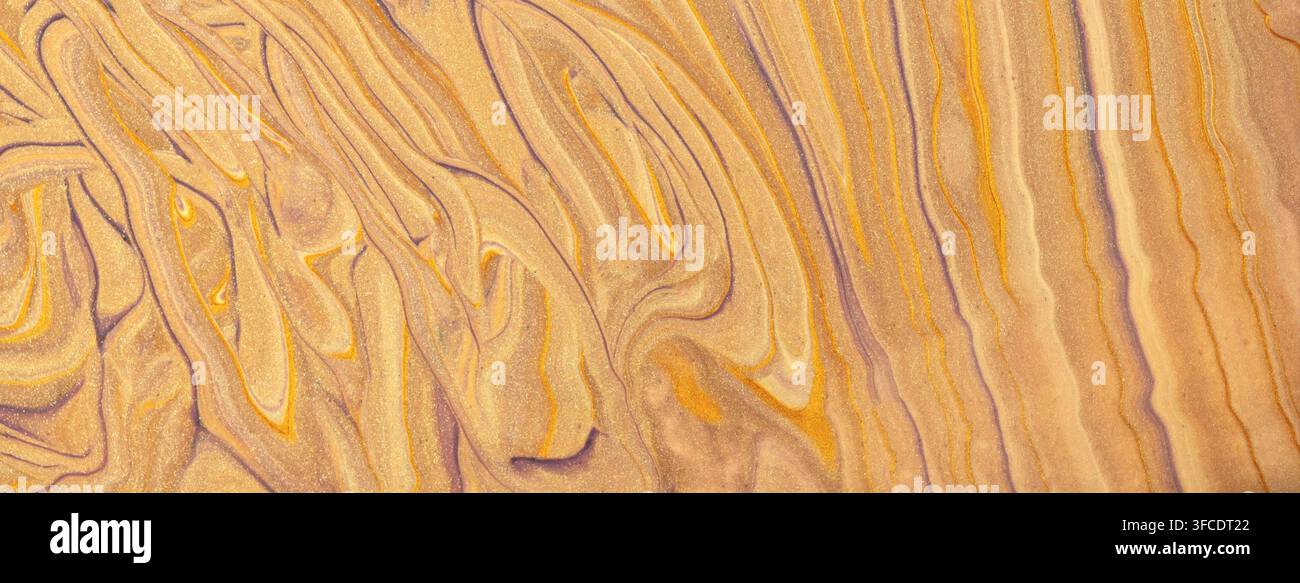 Sfondo artistico astratto fluido dorato con effetto marmo liquido ambra nello stile della pittura acrilica versata. Foto Stock