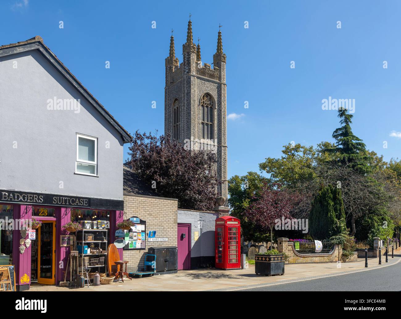 Chiesa di Saint Mary e negozi in St Mary's Street, Bungay, Suffolk, Inghilterra, Regno Unito Foto Stock