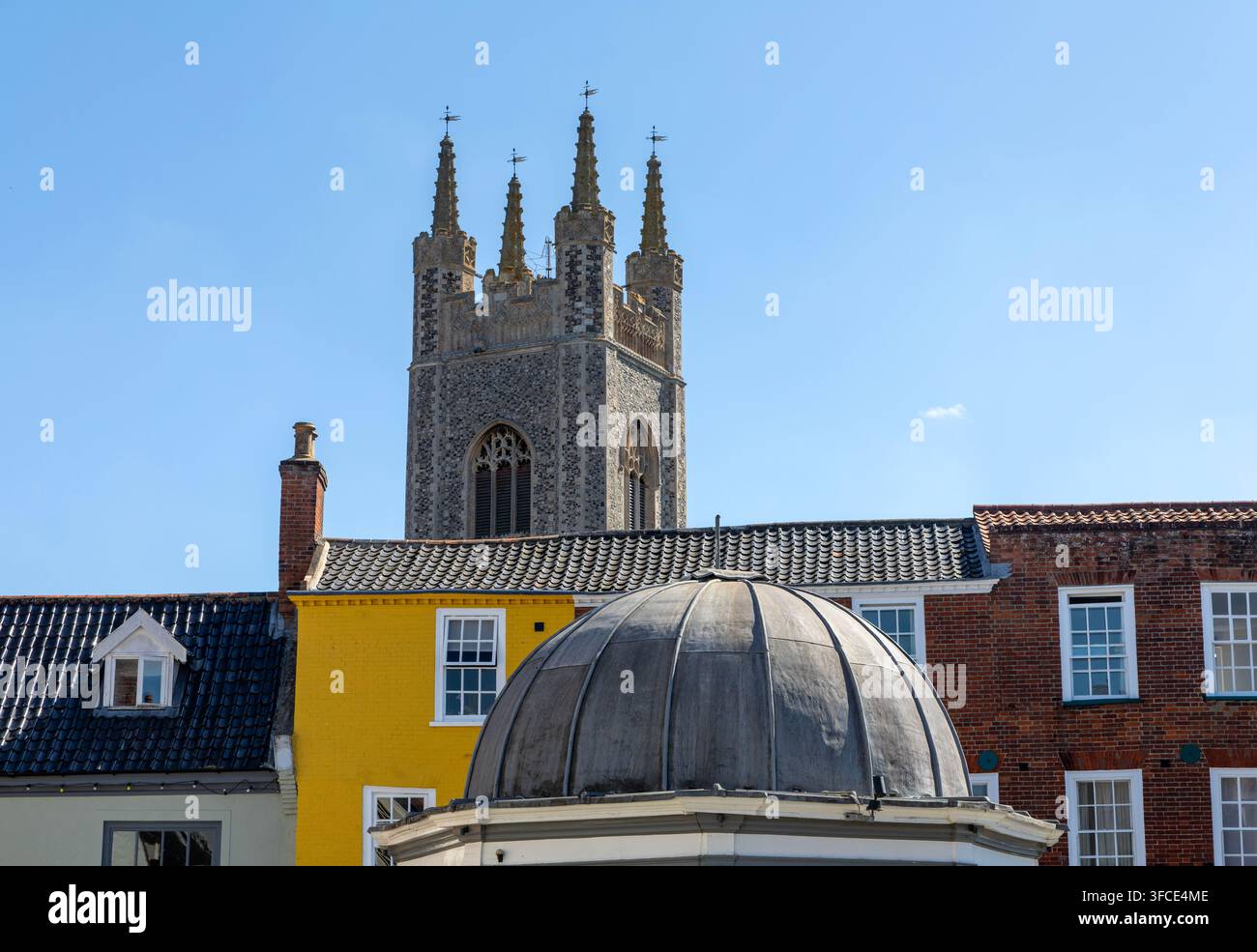 Tetto della Buttercross, edificio storico vicino, cima del campanile, Market Place, Bungay, Suffolk, Inghilterra, Regno Unito Foto Stock
