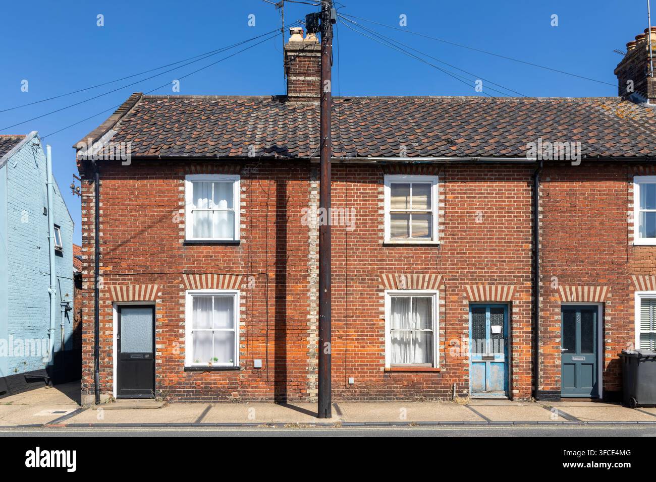 Case a schiera in mattoni rossi del XIX secolo, Broad Street, Bungay, Suffolk, Inghilterra, Regno Unito Foto Stock