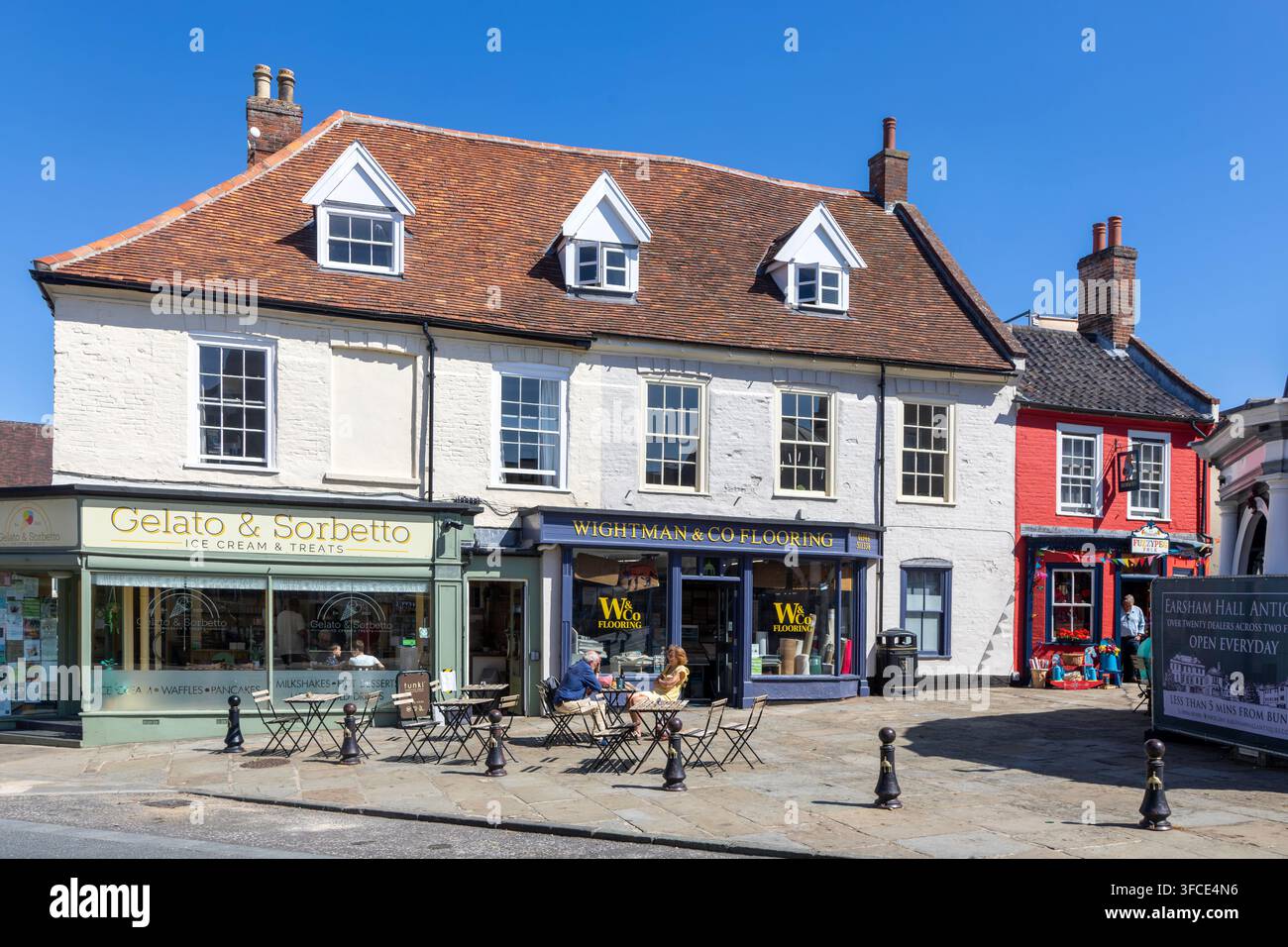 Negozi in edifici storici di Market Place, Bungay, Suffolk, Inghilterra, Regno Unito Foto Stock