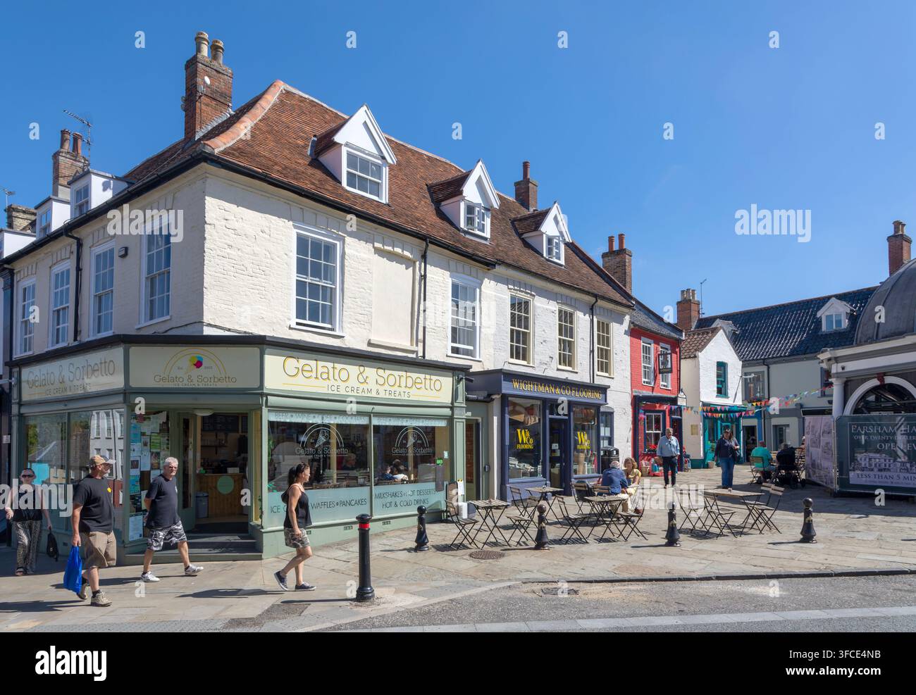 Negozi in edifici storici di Market Place, Bungay, Suffolk, Inghilterra, Regno Unito Foto Stock