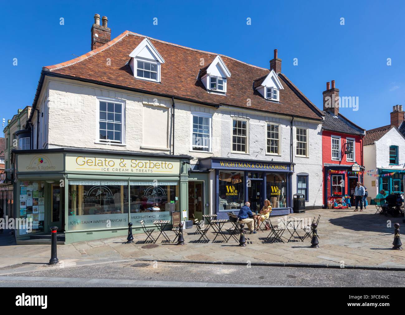 Negozi in edifici storici di Market Place, Bungay, Suffolk, Inghilterra, Regno Unito Foto Stock