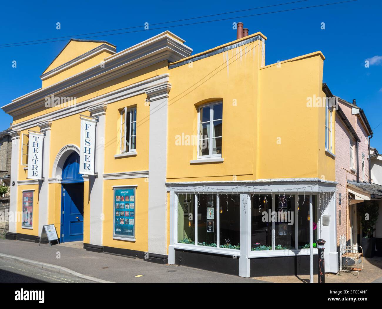 Edificio del Fisher Theatre nel centro cittadino di Bungay, Suffolk, Inghilterra, Regno Unito Foto Stock