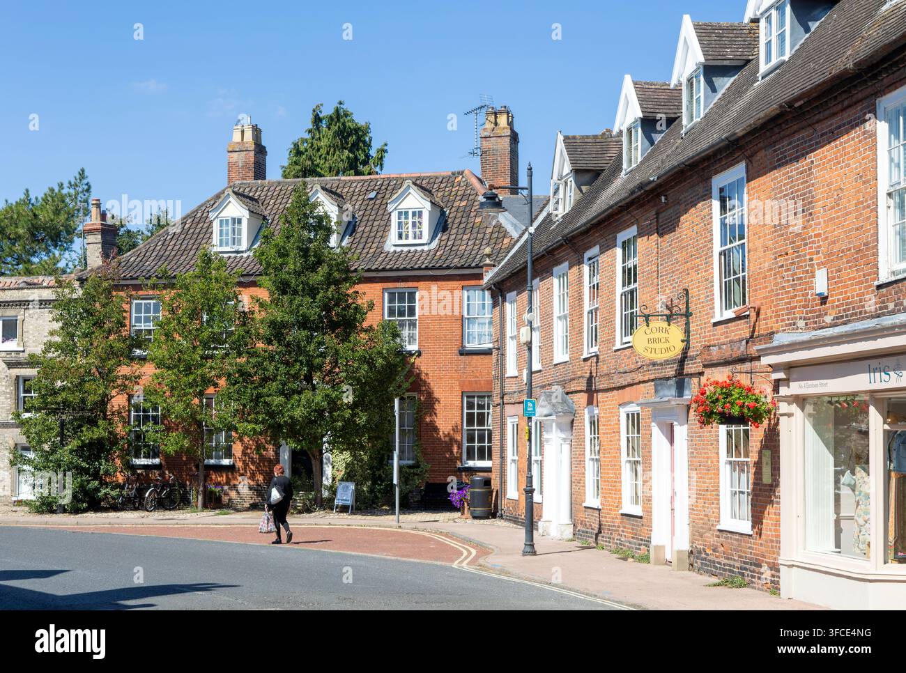 Negozi negli edifici storici di Earsham Street, Bungay, Suffolk, Inghilterra, Regno Unito Foto Stock