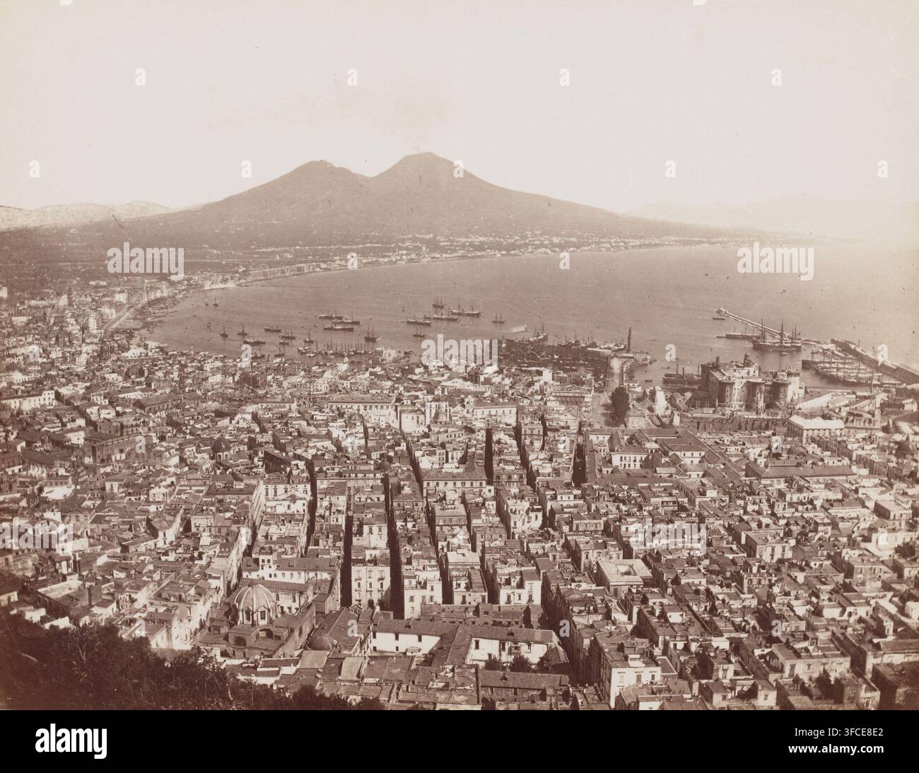 Napoli: panorama premio de la Chârtreuse S. Martin, Veduta di Napoli dal Monastero Certoso San Martino, fotografia, numero: 'No 2803', indirizzo: 'Napoli Rue Vittoria No 7 à 17.', fotografo: Michèle Amodio, 1860 - 1880, carta, stampa all'albumina, altezza 199 mm x larghezza 251 mm, veduta cittadina in generale, 'veduta', Monastero Certoso San Martino., Una vasta veduta aerea di un'area urbana densa con file di edifici strettamente accatastati e strade strette che conducono verso un lungomare, dove un porto affollato contiene un gruppo di varie navi e barche sparse sull'acqua e diversi moli si protendono nella baia; Foto Stock
