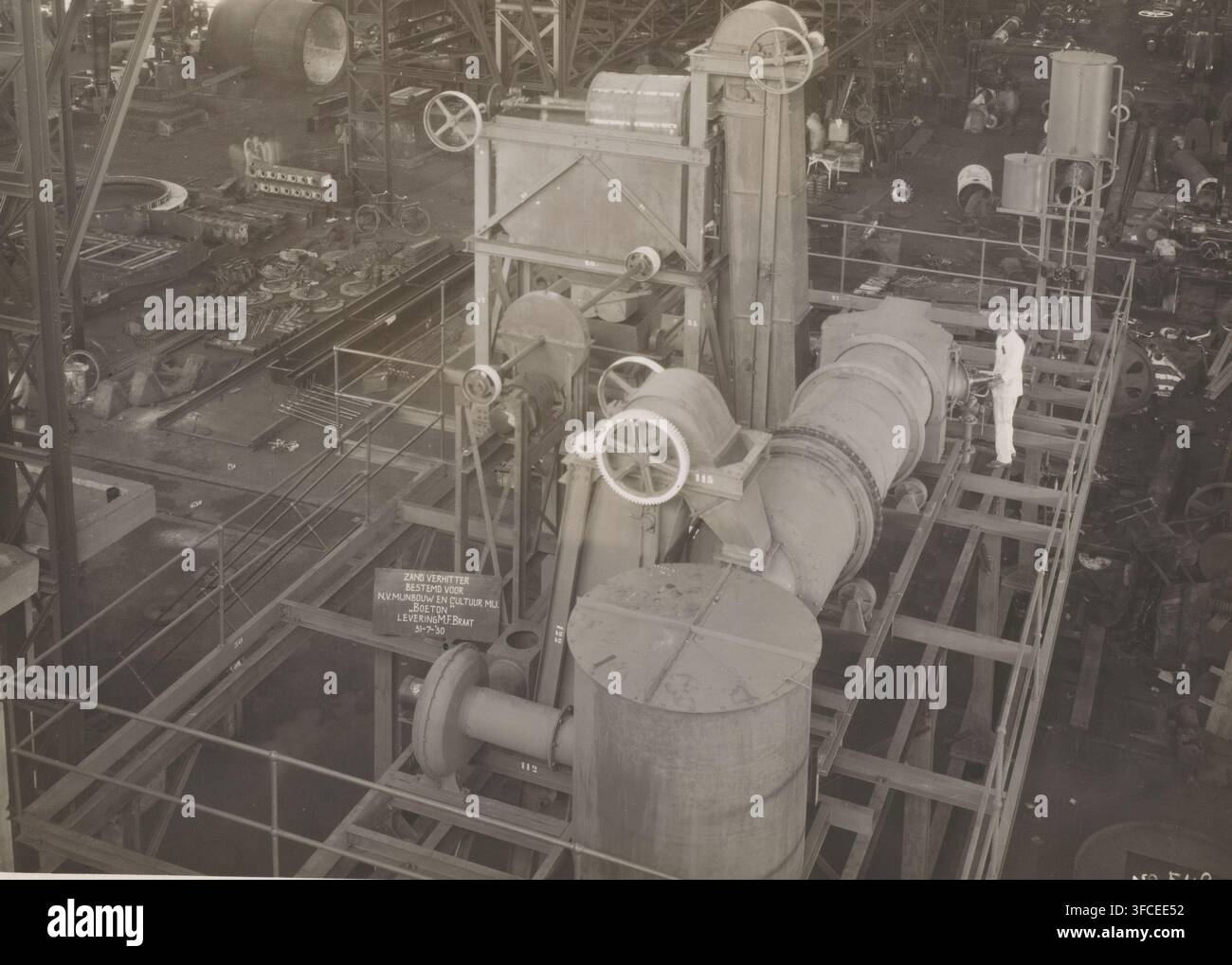 Riscaldatori a sabbia, fotografia, Riscaldatori a sabbia per un impianto di miscelazione asfaltica, prodotti nel 1930 e destinati alla NV Mijnbouw en Cultuur Maatschappij Boeton. Parte del raccoglitore con foto di macchine della NV Machinefabriek Braat a Surabaya, Sukabumi e Yogyakarta, del periodo 1908-1942., Surabaya, 1930-07-31, fotografo, Giava, Giava orientale, carta, stampa al gelatino d'argento, sviluppo stampa al gelatino d'argento, altezza 169 mm x larghezza 235 mm, Persona, estrazione dello stagno a Banka, NV Machinefabriek Braat, sistema coloniale, interno di fabbrica, officina meccanica, macchine, parti di macchine, utensili e apparecchi, Foto Stock