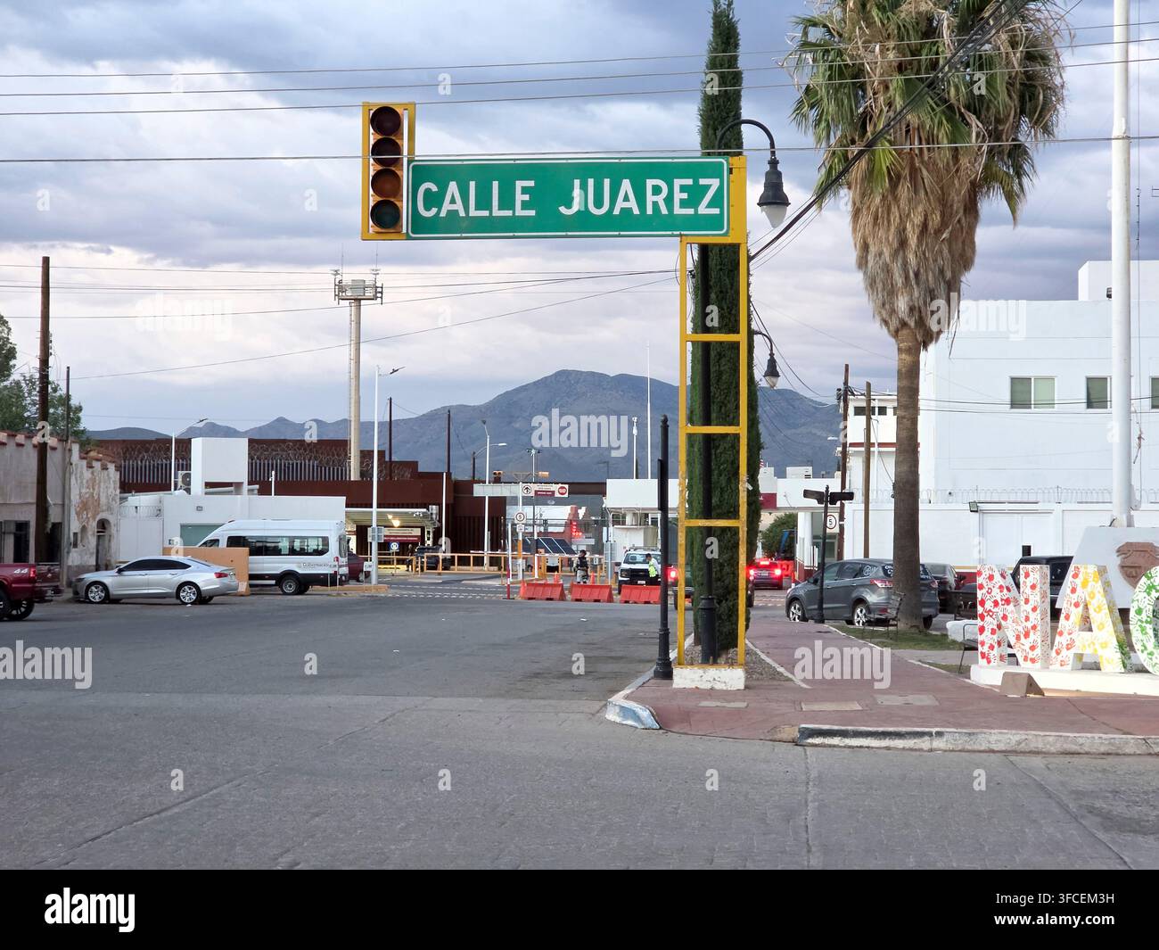 Segnale stradale di Calle Juarez con il U.S. Customs and Border Protection - Naco Port of Entry sullo sfondo al confine di Naco Foto Stock