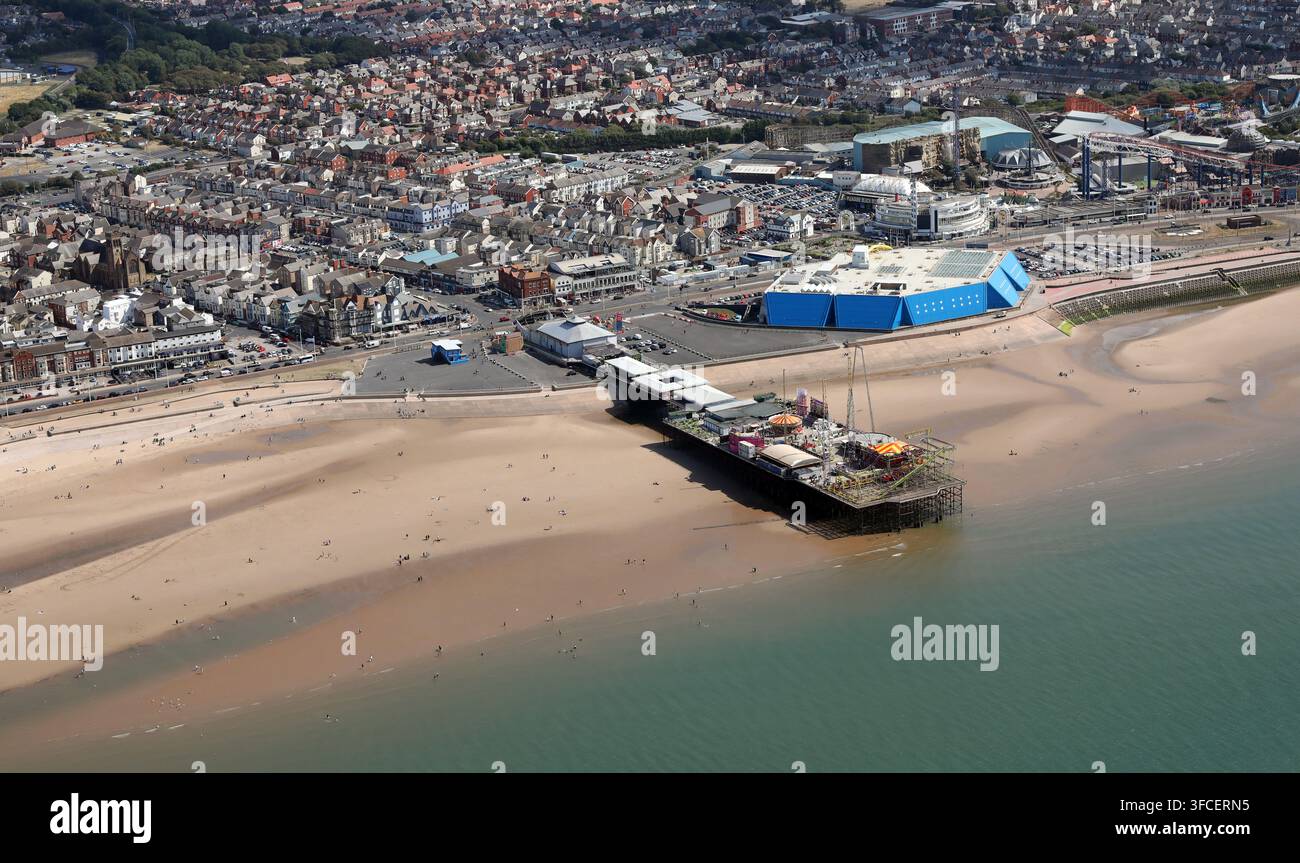 Vista aerea del South Pier di Blackpool e del parco acquatico Sandcastle appena oltre. Lungomare di Blackpool. Foto Stock