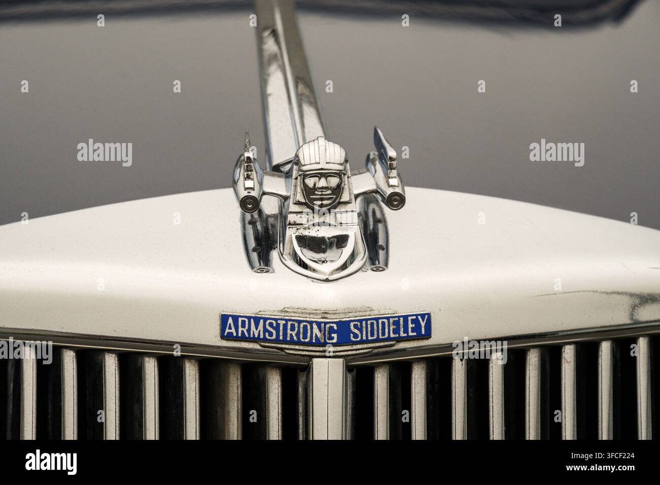 Mascotte sul cofano di un'auto Armstrong Siddeley Sapphire del 1955. Foto Stock