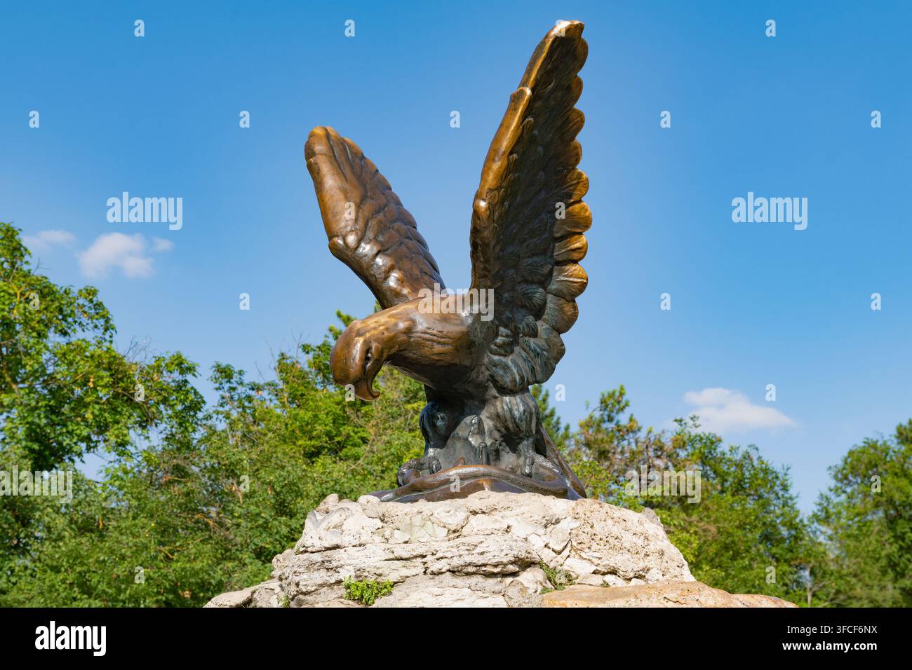 PYATIGORSK, RUSSA - 10 LUGLIO 2026: Scultura di aquila - simbolo di Pyatigorsk in primo piano in una giornata di sole di luglio. Acque minerali caucasiche, Pyatigorsk Foto Stock