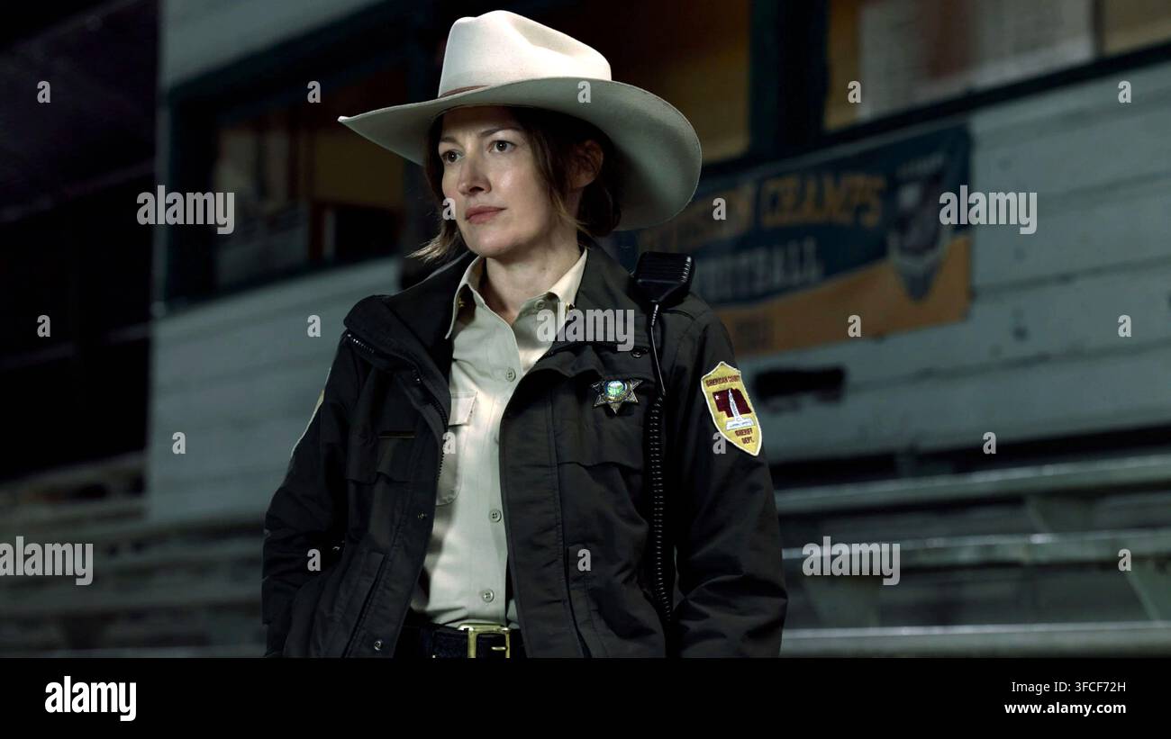 KELLY MACDONALD in LANTERNS (2026), diretto da ALIK SAKHAROV, JAMES HAWES e STEPHEN WILLIAMS. Credit: HBO / DC Entertainment / Warner Bros. Television / Album Foto Stock