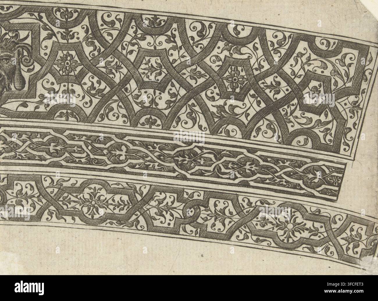 Bordo ornamentale curvo con banda con Moresques (titolo precedente), Metà destra di un foglio con un fregio largo e due fregi stretti, Variarum protractionum quas vulgo maurusias vocant, stampa, stampa ornamentale, Metà destra di un foglio con un fregio largo e due fregi stretti con Moresques impilati uno sopra l'altro. La metà di un mascarone è visibile all'estremità sinistra del fregio superiore. Uno dei 15 fogli di una serie di 23 con pagina del titolo., incisore, dopo disegno di, editore, Paesi Bassi, Balthazar van den Bos, carta, incisione, altezza 79 mm x larghezza 112 mm, )., Un primo piano di un Foto Stock
