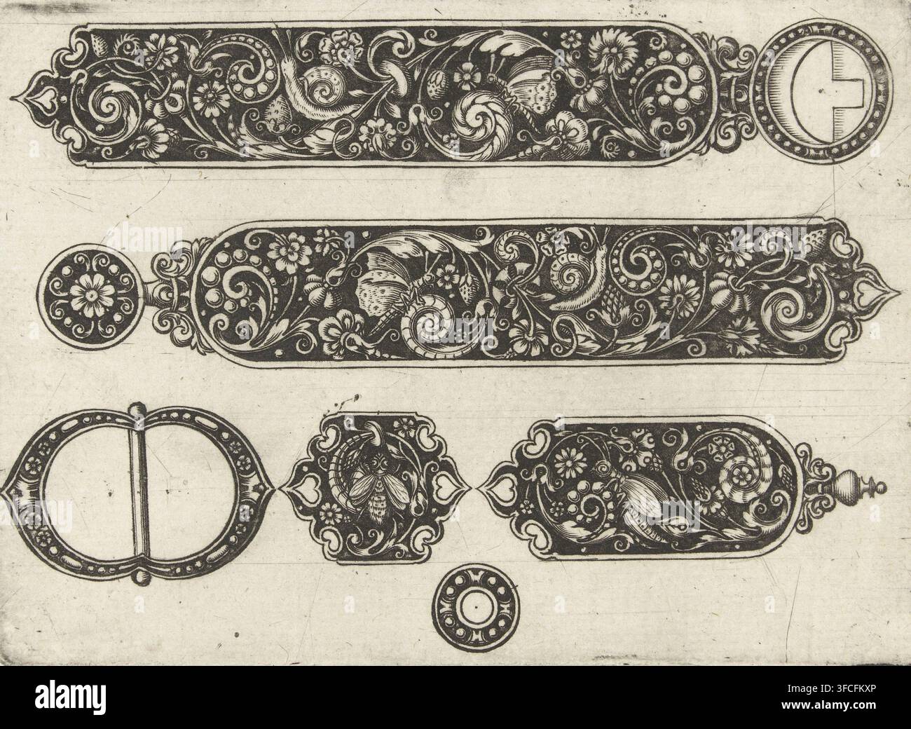 Fibbie e decorazioni per cinture con arabeschi, lumache e insetti, Fibbie, elementi di fissaggio e decorazioni per cinture con grottesche, arabeschi e motivi geometrici su sfondo nero, stampa, stampa ornamentale, In alto è raffigurata la metà sinistra di una cintura, sotto la metà destra. In basso, una seconda fibbia e altre due decorazioni per cinture. Foglio di una serie di 4 fogli., incisore: Theodor de Bry, Paesi Bassi (forse), c. 1588 - c. 1589, carta, incisione, altezza 112 mm x larghezza 80 mm, 33, cintura, cintura, cintura., Un foglio che mostra diversi pannelli ornamentali orizzontali e medaglioni con Foto Stock