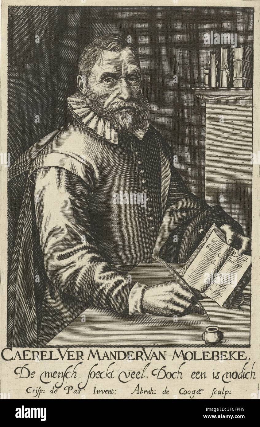 Ritratto di Karel van Mander, stampa, Ritratto del pittore Karel van Mander in uno studio. Van Mander è impegnato a scrivere in un quaderno. Sotto il ritratto c'è un verso che incorpora il suo motto "een is nodich"., incisore: Abraham de Cooge, Haarlem, secondo il disegno di Crispijn van de Passe, scrittore (impiegato): anonimo, 1615 - 1680, scrittore (impiegato), carta, incisione, gravura, altezza 150 mm x larghezza 98 mm, Persona, Karel van Mander (I), ritratto, autoritratto dell'artista., Un ritratto inciso di un uomo anziano seduto a un tavolo, mostrato dalla vita in su, con un colletto arruffato e stratificato Foto Stock