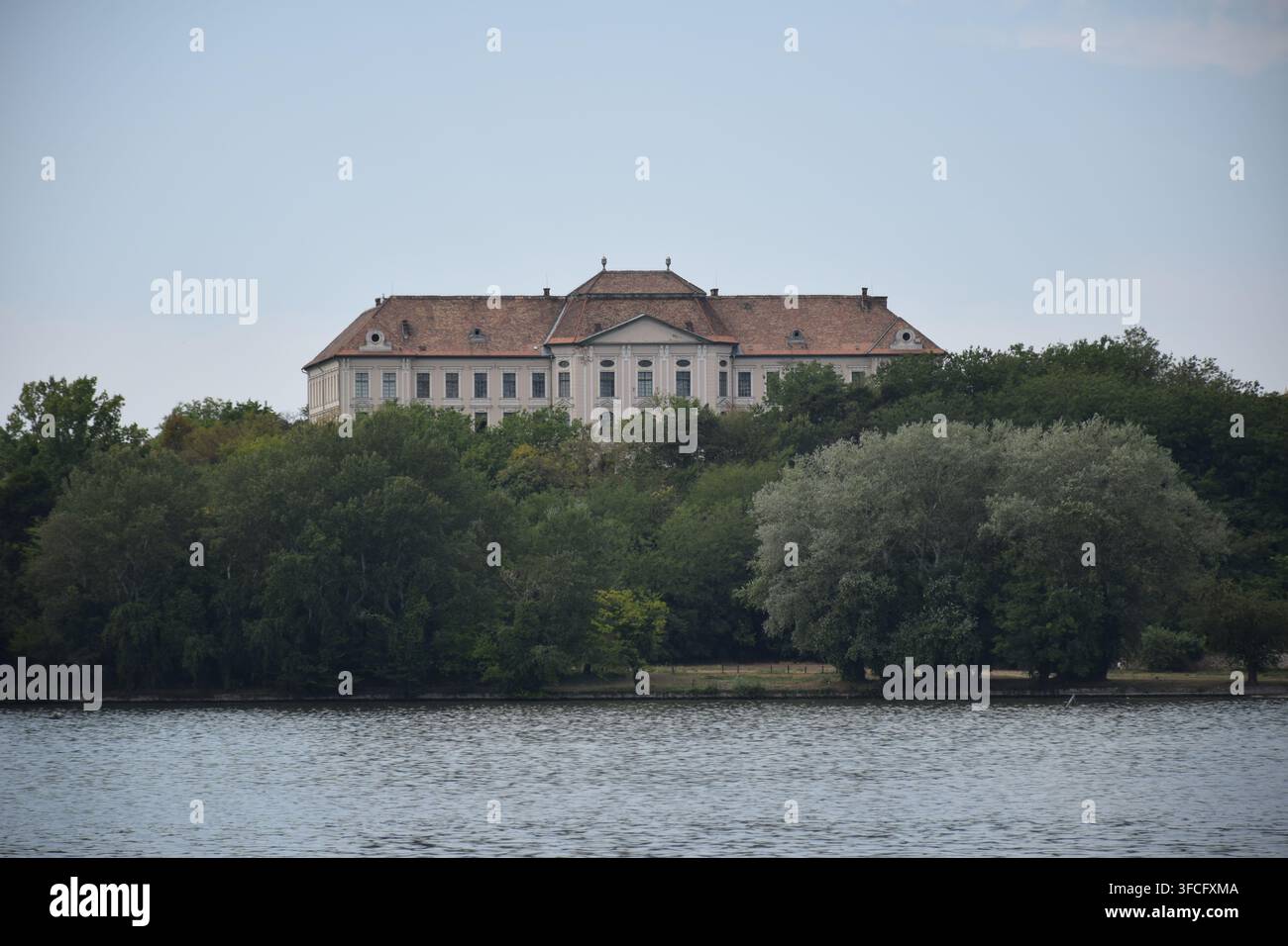 Liceo e collegio Eötvös József con vista sul Lago Antico a Tata, Ungheria... Foto Stock
