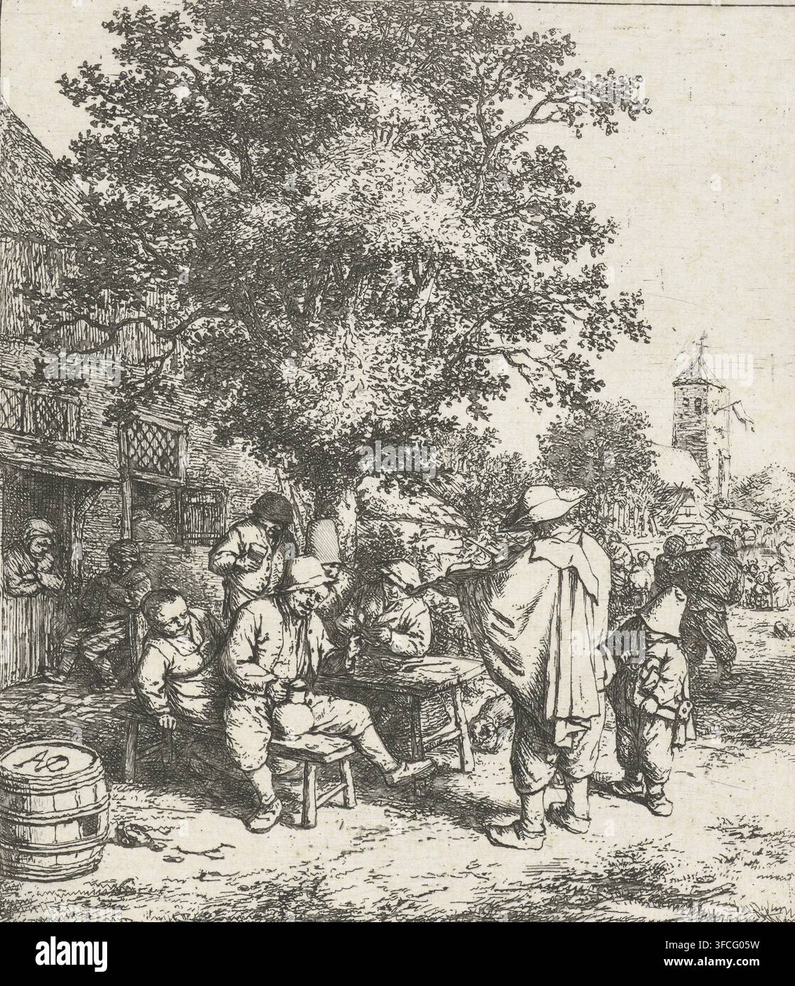 Una scena monocromatica dettagliata mostra un gruppo di persone radunate all'aperto sotto un grande albero frondoso accanto a un edificio rustico con elementi in legno visibili e finestre a grata; diverse figure sedute occupano sgabelli e panche mentre altre stanno in piedi, inclusa una figura alta ammantata con un cappello a tesa larga di fronte a una persona più piccola, e un bambino in piedi nelle vicinanze che tiene qualcosa; un tavolo con oggetti riposa tra il gruppo seduto e una botte è posata a terra; sullo sfondo una torre con un tetto a punta si erge sopra alberi e tetti, e il terreno è texture di erba e piccoli detriti sparsi. Foto Stock