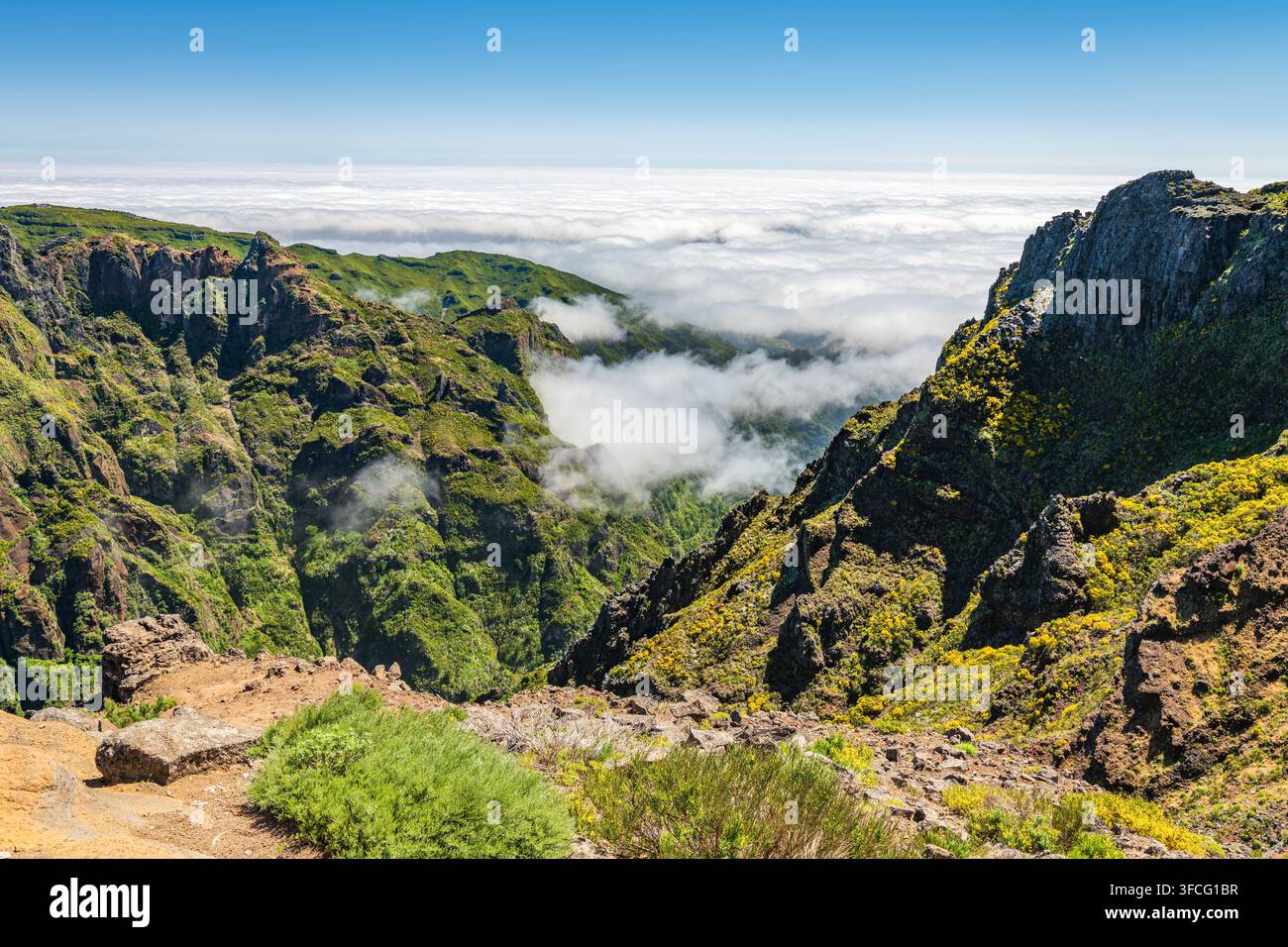 La Rotunda do Arieiro si erge in cima a montagne verdi e frastagliate che si innalzano su un mare di nuvole a Madeira, Portogallo. Foto Stock