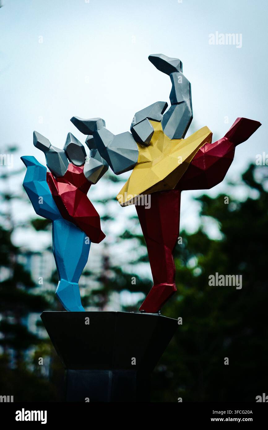 Scultura astratta colorata di una figura umana al Parco della Pace a Busan, Corea del Sud Foto Stock