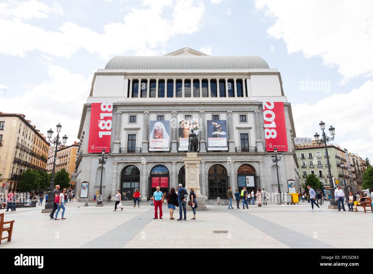 Teatro Real opera a Plaza de Oriente, Madrid, Spagna, con turisti e edifici storici Foto Stock