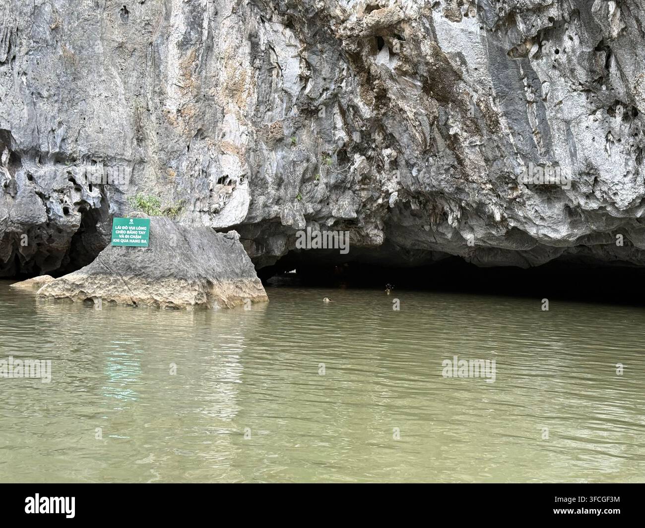 entrando nella Hang Ba (grotta Ba) sul fiume Ngo Dong che si snoda tra i campi di riso e le ripide montagne karstiche di calcare vicino a Tam - Immagine stock catturata con smartphone