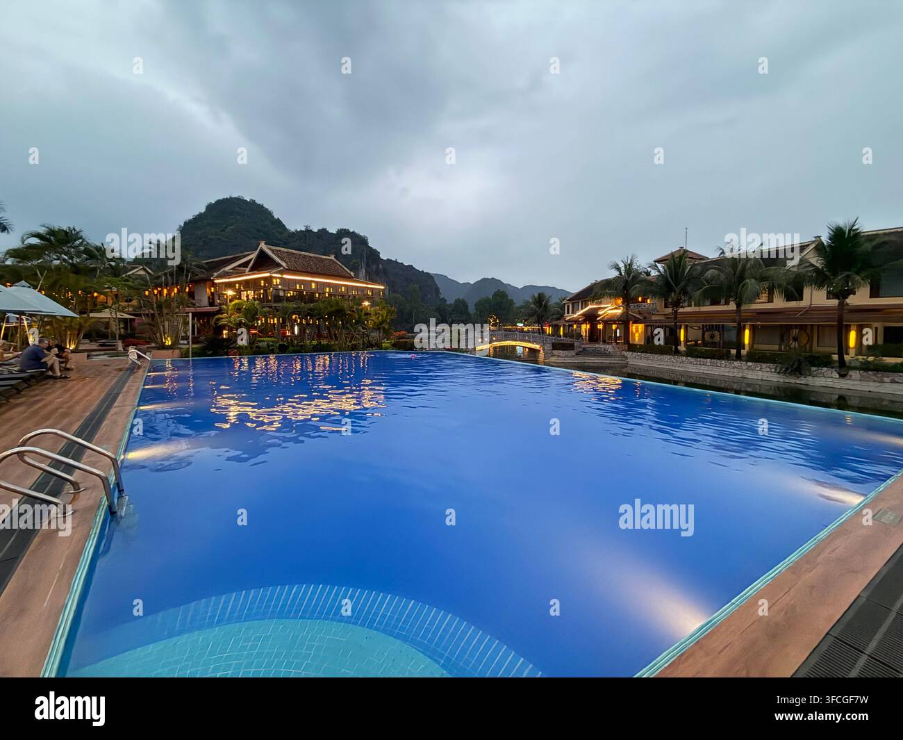 Al calar della notte o al crepuscolo, sopra il resort 5 stelle Emeralda a Tam Coc: significa 3 grotte vicino al fiume Ngo Dong nella provincia di Ninh Binh nel delta del fiume Rosso - Immagine stock catturata con smartphone