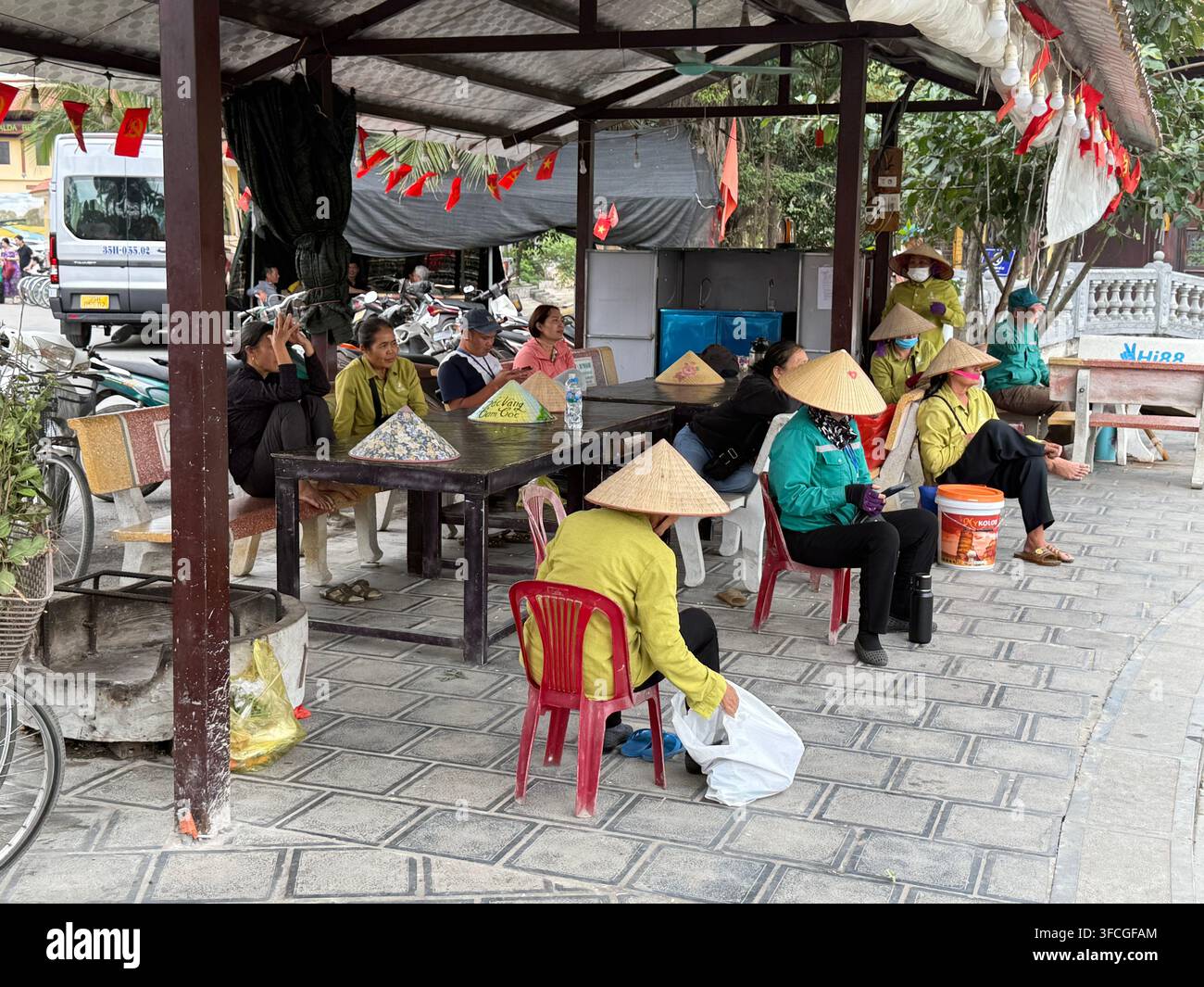 Un lungo bagno con una grande TV per le guide di canottaggio presso l'attracco di Tam Coc (Bến thuyền Tam Cốc) nella provincia di Ninh Binh nella regione del delta del fiume Rosso di - Immagine stock catturata con smartphone