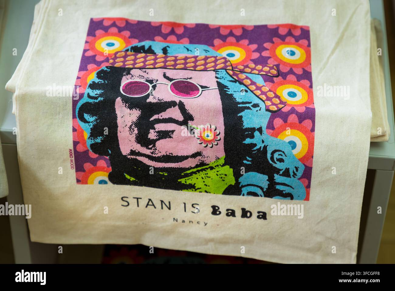 Una borsa a tracolla stampata con la scritta "Stan is Baba" mostra un ritratto pop-art con occhiali rotondi, un foulard e un fiore in bocca, in vendita in un negozio di souvenir a Nancy, Grand Est, Francia. Il nome "Stan" gioca sul soprannome di re Stanislas Leszczynski, che come duca di Lorena ha plasmato la città in modo decisivo nel XVIII secolo. Foto Stock