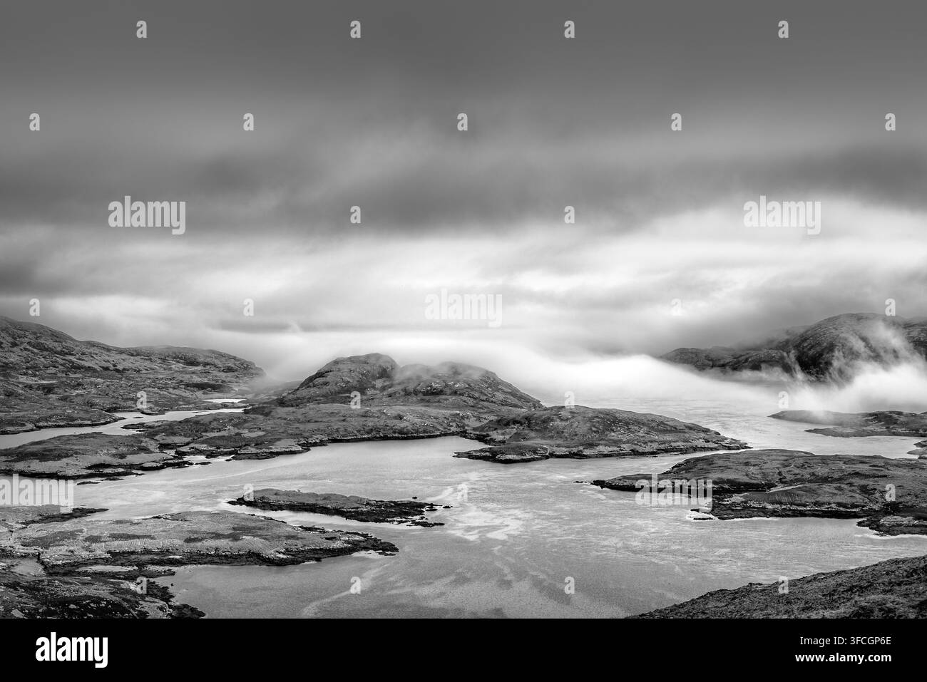 Nebbia marina che fluisce nel Loch Aineort a South Uist, Ebridi Esterne, Scozia Foto Stock