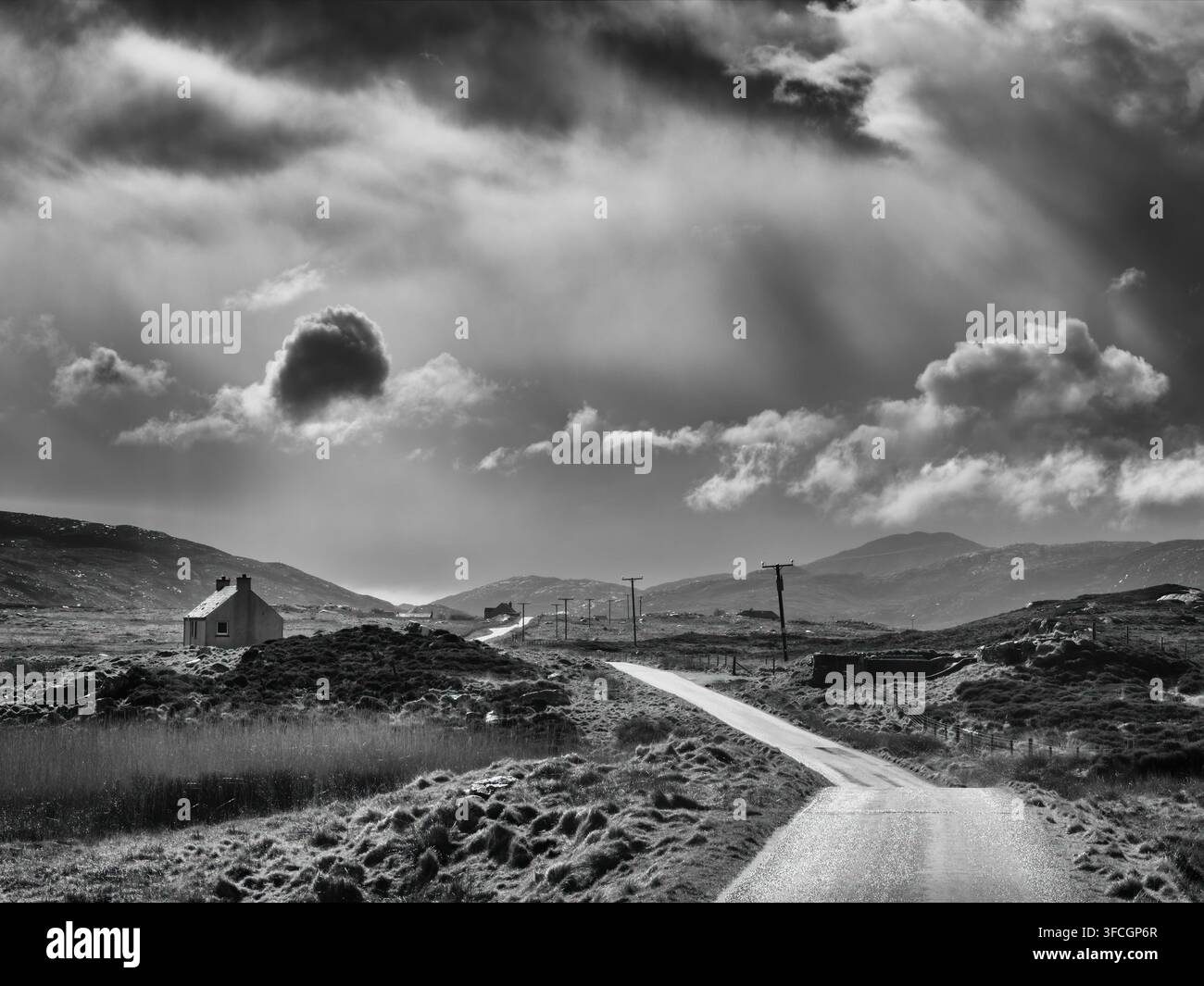 Squall che passa lungo la strada per Loch Aineort su South Uist, Ebridi Esterne, Scozia Foto Stock