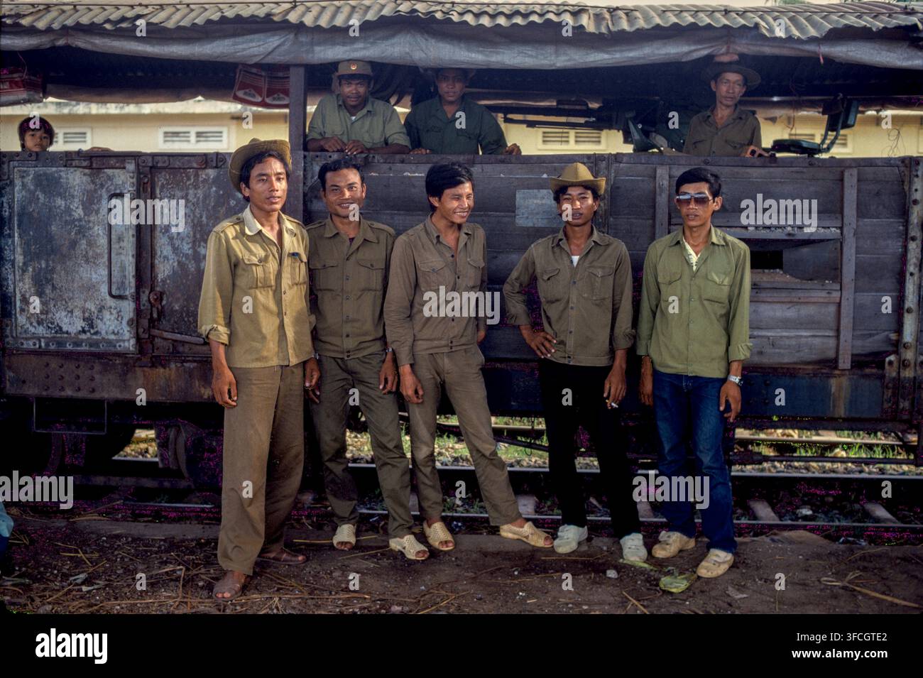 Cambogia: Soldati cambogiani e lavoratori ferroviari accanto al vagone militare attaccato per la protezione del treno in partenza verso sud per Kampot, settembre 1988 Foto Stock