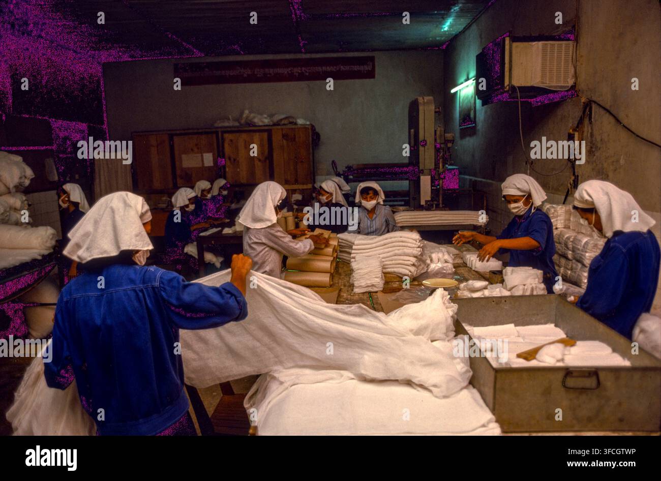 Donne che lavorano nella Fabbrica di Tessitura n. 5 che produce tessuti e altri prodotti tessili, Phnom Penh, Cambogia, settembre 1988 Foto Stock
