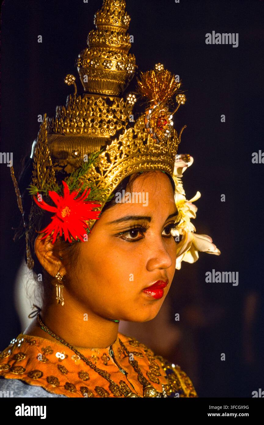 Cambogia: Alla scuola di Belle Arti una giovane ballerina ha il copricapo montato prima di un'esibizione pubblica di danza Khmer tradizionale. La maggior parte degli insegnanti e dei ballerini della scuola sono stati uccisi durante gli anni Pol Pot. 1987 Foto Stock