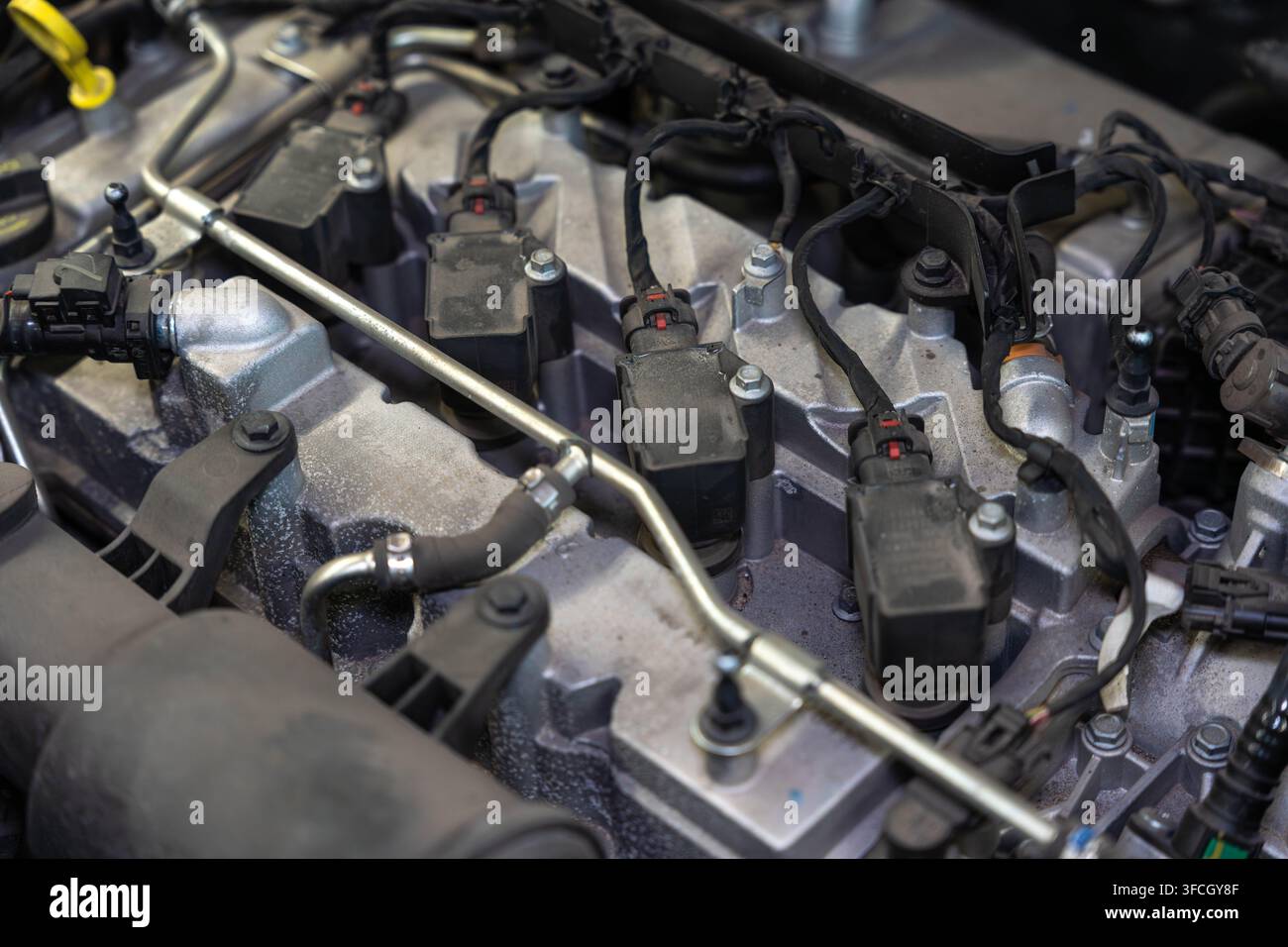 L'assemblaggio dell'elettronica del motore riempie il fotogramma con cablaggi neri, connettori a spina, unità a bobina fissate su hardware in alluminio, linea metallica dritta taglia diagonalmente Foto Stock