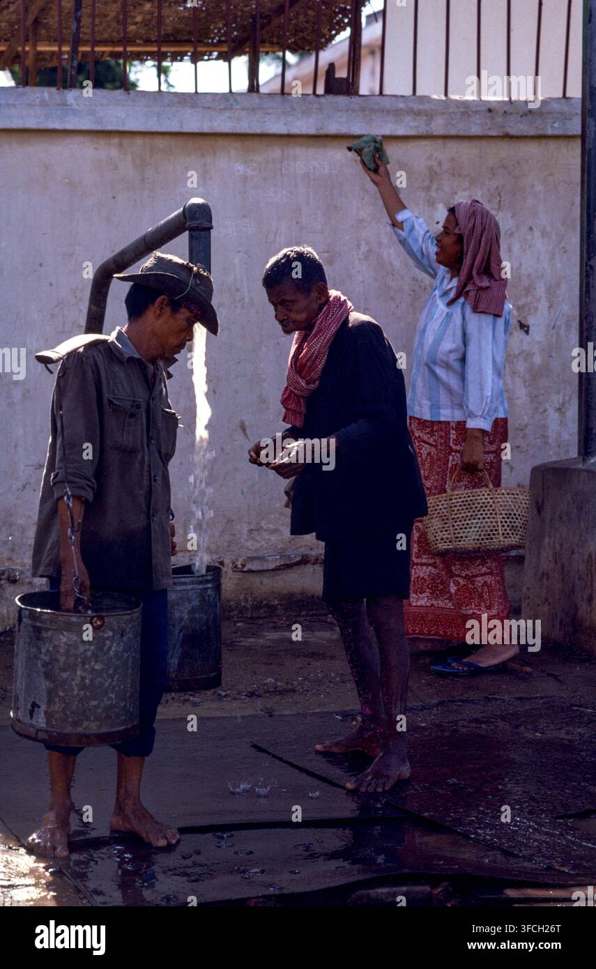 I venditori di acqua portano acqua fresca nelle zone che il sistema idrico cittadino in difficoltà non riesce a raggiungere. Un progetto internazionale mira a migliorare le infrastrutture idriche. Sett 1988. Foto Stock