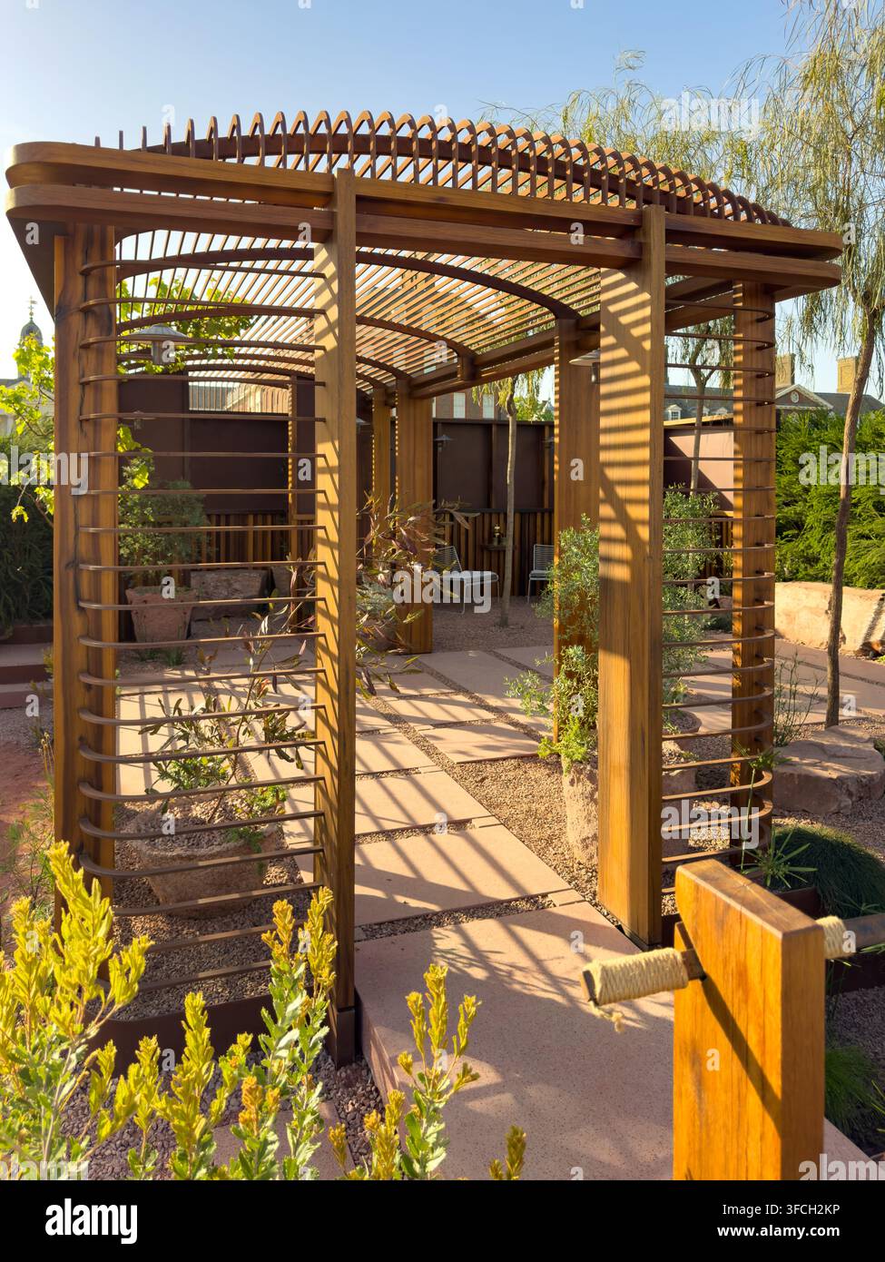 Pergola per vagone ferroviario in legno in Journey Beyond the Tracks: Da Adelaide a Perth di Max Parker-Smith, RHS Chelsea 2026. Foto Stock