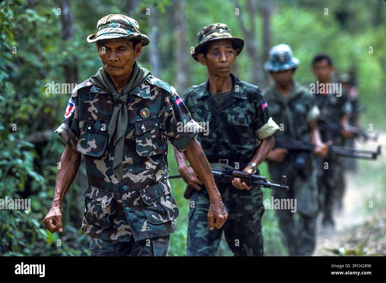 Le truppe sihanoukiste intraprendono manovre appena oltre il confine thailandese in Cambogia, settembre 1988 Foto Stock