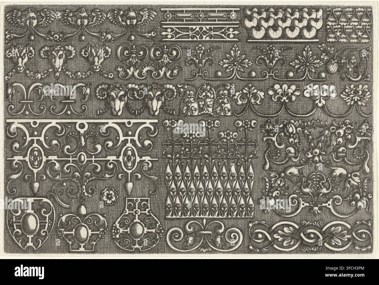 Vari ornamenti, Zierhat boichilgen, stampa, stampa ornamentale, Foglia con viticci e foglie stilizzati, Schweifwerk, cherubini e teste di ariete., incisore, su disegno di, editore, Germania, Renania Settentrionale-Vestfalia, Colonia, Johann von Halver, carta, incisione, altezza 100 mm x larghezza 147 mm., Una lastra incisa che mostra una densa disposizione di motivi decorativi e bordi ornamentali in una tavolozza monocromatica, con una fila ripetuta di volti di cherubini alati e ghirlande in cima, una serie di teste di animali stilizzate con corna arricciate collegate da ghirlande, vari motivi di volute simmetriche Foto Stock