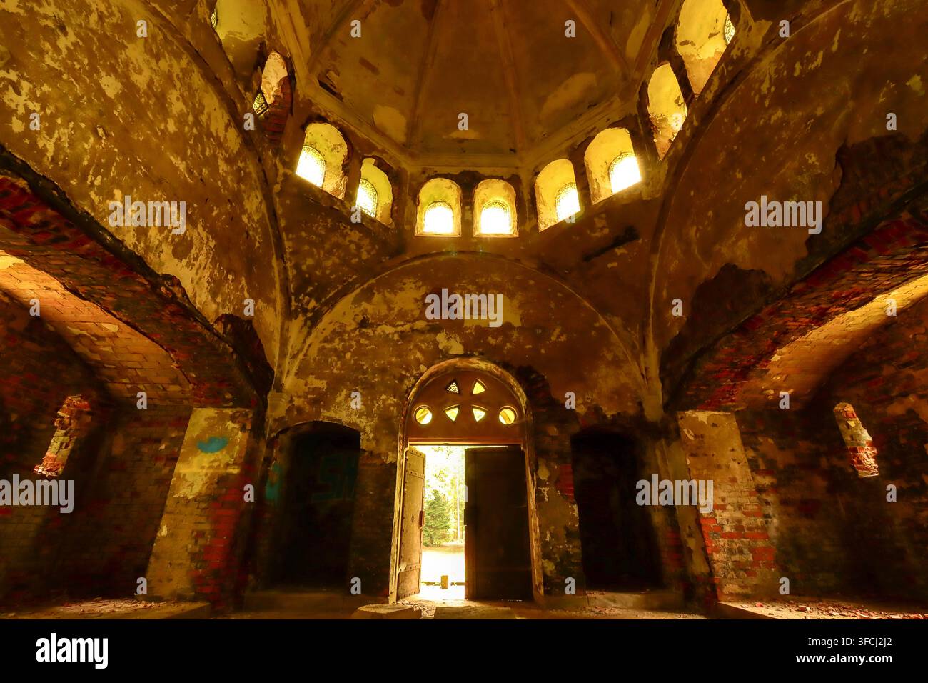 mausoleo abbandonato nel bosco Foto Stock