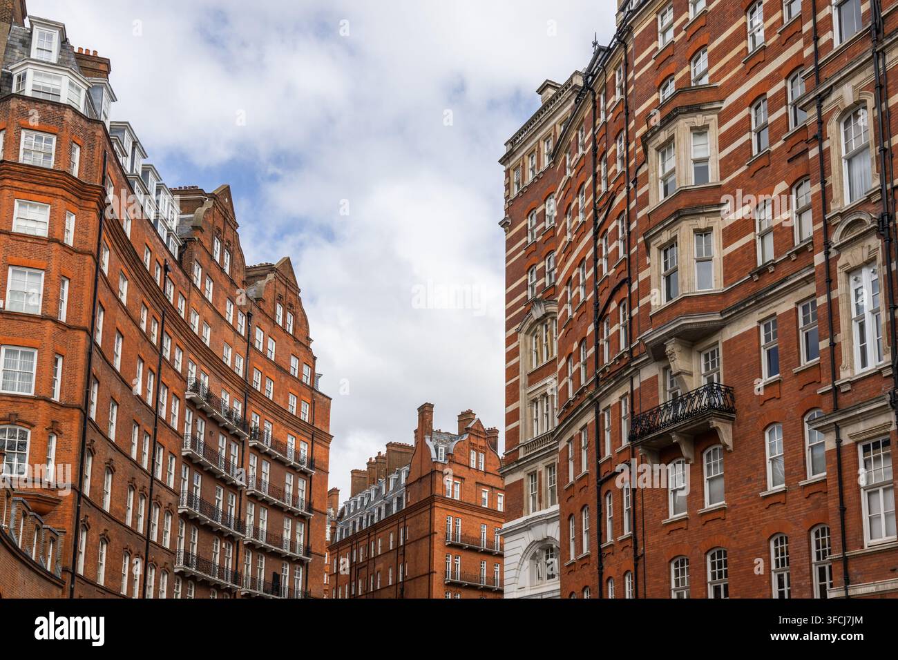 Edifici residenziali tradizionali in mattoni rossi a Londra Foto Stock