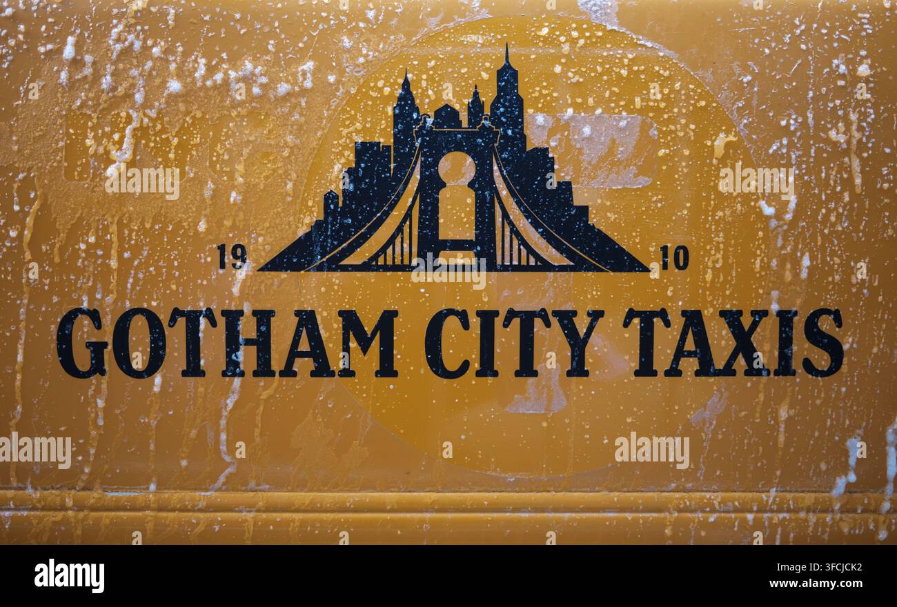 GLASGOW, SCOZIA 27 AGOSTO 2026 Logo Gotham City Taxi su veicolo del set cinematografico Foto Stock