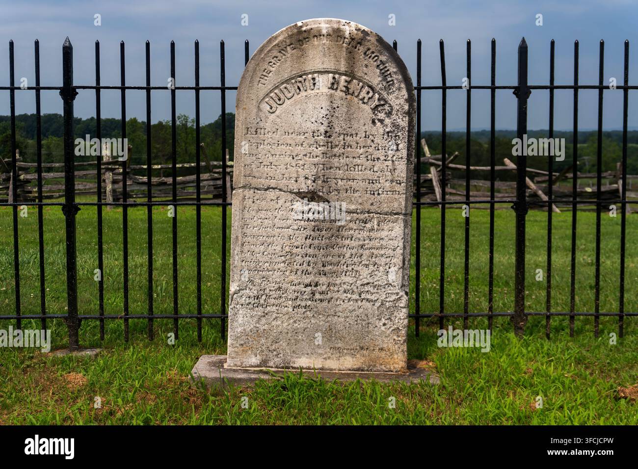 Storia e monumenti: Lapide di Judith Henry circondata da una recinzione in ferro battuto su Henry Hill al Manassas National Battlefield Park, Virginia Foto Stock