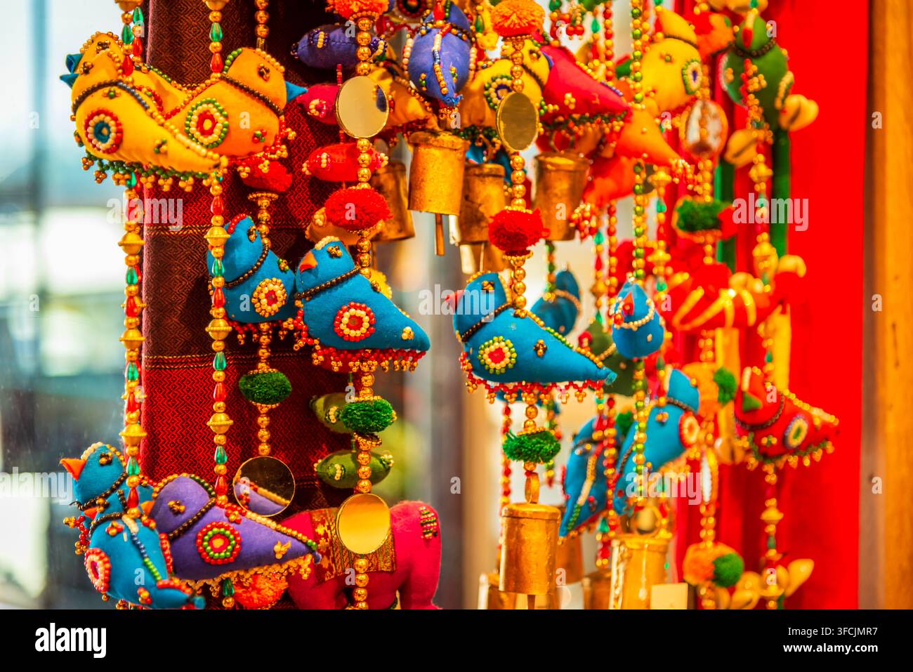 Uccelli di stoffa fatti a mano tradizionali e perline di legno Rajasthani decorazione da parete (corde) artigianato nei mercati di strada dell'India. Foto Stock