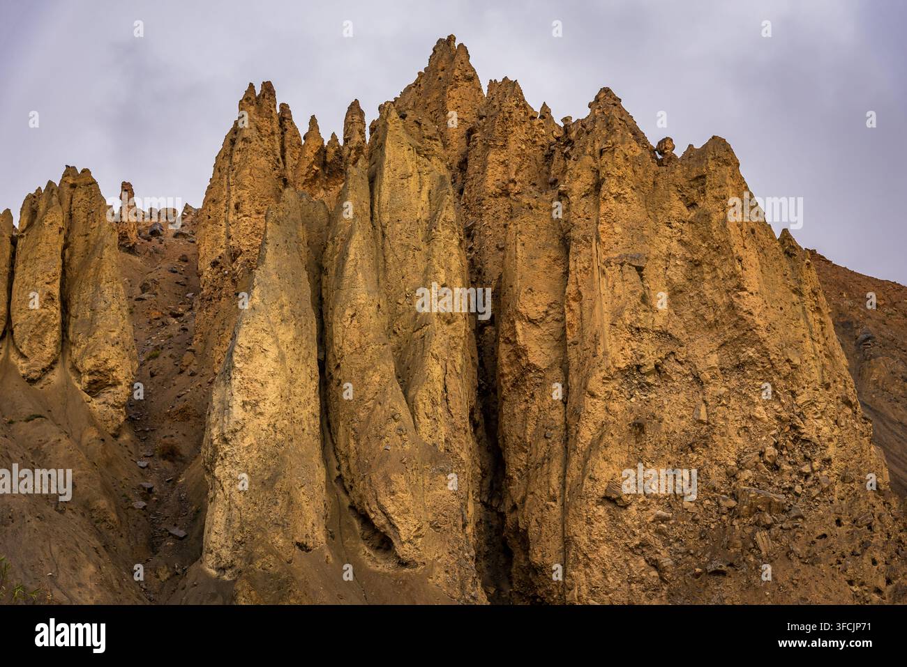 I pinnacoli sono formazioni geologiche composte da colonne rocciose ripide lasciate dall'erosione per vento, acqua e ghiaccio su rocce morbide, lasciando pilastri di roccia dura Foto Stock